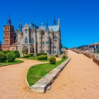 Dai giardini di Astorga, il Palazzo Episcopale mostra il suo lato più scenografico: volumi neogotici, torrette slanciate e finestre ritmate dialogano con le antiche mura.