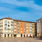 Plaza del Rey San Fernando accosta la guglia della Cattedrale a facciate colorate e balconi vetrati; antica Plaza del Sarmental, custodisce l’anima della Burgos storica.