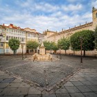 Plaza de San Juan riunisce il monastero medievale, l’antico ospedale oggi biblioteca e l’ombra dei tigli, memoria dell’accoglienza riservata ai pellegrini del Cammino