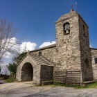 Campanile quadrato e portico in pietra segnano il profilo austero di Santa María A Real, rifugio dei pellegrini a O Cebreiro e custode del calice del Santo Graal.