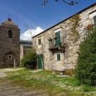 A O Cebreiro, Santa María A Real, santuario preromanico del IX secolo, sorge accanto alla Hospedería San Giraldo de Aurillac, nata sull’antico ospedale dei pellegrini.