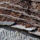 Nei tetti delle pallozas, fasci di paglia di segale sono sovrapposti e legati a un’intelaiatura lignea: il teitado crea una copertura spessa, isolante e impermeabile.
