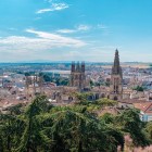 Dal Mirador del Castillo, Burgos si apre in un vasto panorama: la Cattedrale gotica domina tetti e campanili, rivelando il profilo storico della città castigliana.
