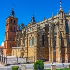 La vista laterale della Cattedrale di Astorga rivela l’imponente abside gotica, ritmata da contrafforti, archi rampanti e pinnacoli che trasformano la pietra in slancio verticale.