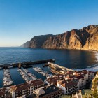 Ai piedi delle vertiginose scogliere di Los Gigantes, il Puerto Deportivo Los Gigantes accoglie imbarcazioni ed escursioni nell’Atlantico, in uno degli scenari più iconici di Tenerife.