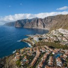 Le imponenti scogliere di Los Gigantes si innalzano sull’Atlantico, dominando il porto turistico e le case di Puerto de Santiago, adagiate lungo la spettacolare costa occidentale di Tenerife.