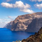 Le imponenti scogliere di Los Gigantes si innalzano sull’Atlantico, tra rocce vulcaniche, acque blu intenso e la natura selvaggia della costa occidentale di Tenerife.