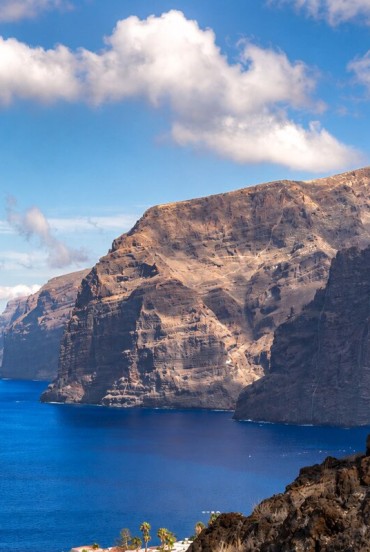 Le imponenti scogliere di Los Gigantes si innalzano sull’Atlantico, tra rocce vulcaniche, acque blu intenso e la natura selvaggia della costa occidentale di Tenerife.