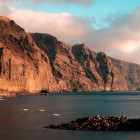 Nate 4,5-5,5 milioni di anni fa da antiche colate del massiccio di Teno, le scogliere di Los Gigantes sono state scolpite dall’erosione marina in pareti alte fino a 500 metri.