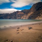 Ai piedi delle scogliere di Los Gigantes, una spiaggia di sabbia vulcanica si apre sull’Atlantico, regalando uno scenario suggestivo lungo la costa occidentale di Tenerife.