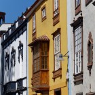 Nel centro UNESCO di San Cristóbal de La Laguna, facciate coloniali, pietra vulcanica e balconi lignei d’influenza mudéjar incorniciano la storica torre della Concepción.