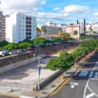 Lungo Avenida de San Sebastián, il verde accompagna il solco urbano del Barranco de Santos, tra architetture contemporanee e ponti che raccontano l’evoluzione di Santa Cruz.