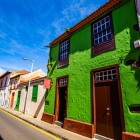 Lungo Calle Pedro Zerolo, vivaci facciate coloniali e antichi infissi lignei raccontano la tradizione canaria di San Cristóbal de La Laguna, lungo la via che conduce alla storica Università.