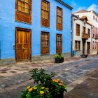 Lungo Calle San Agustín, antiche dimore di mercanti, facciate colorate e balconi lignei raccontano l’anima coloniale del centro UNESCO di San Cristóbal de La Laguna.