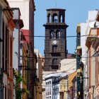 Lungo Calle Marqués de Celada, facciate canarie e balconi tradizionali incorniciano la storica Torre de la Concepción, simbolo in pietra del centro di San Cristóbal de La Laguna.