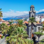 Nel centro di Puerto de la Cruz sorge la Chiesa di Nuestra Señora de la Peña de Francia, riconoscibile dal campanile in pietra scura e circondata dai giardini di Plaza de la Iglesia.