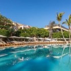 Circondata da palme e rigogliosi giardini, una delle piscine del Servatur Isora Suites 4 stelle offre un tranquillo angolo di benessere nel clima mite di Puerto de Santiago.