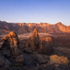 La luce del tramonto accende le rocce di Las Cañadas del Teide, rivelando guglie, colate laviche e rilievi scolpiti dal tempo in uno spettacolare paesaggio lunare.