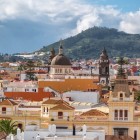 Il centro storico di San Cristóbal de La Laguna svela tetti in terracotta, palazzi coloniali, la cupola della Cattedrale e la torre della Concepción, con le verdi alture di Anaga sullo sfondo.