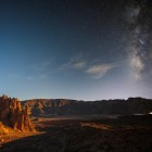Nel silenzio notturno, il paesaggio lunare del Teide rivela crateri, colate laviche e pareti rocciose illuminate, mentre la Via Lattea attraversa uno dei cieli più limpidi delle Canarie.