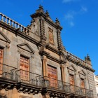 In Calle San Agustín, la pietra vulcanica, le colonne tortili e lo stemma nobiliare distinguono il barocco Palacio de Salazar, oggi sede del Vescovado di Tenerife.