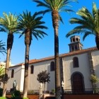 Da Plaza Doctor Olivera, la Chiesa della Concepción rivela pietra vulcanica, coppi e forme coloniali: una tappa essenziale nel centro storico UNESCO di La Laguna.
