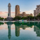 Al tramonto, Plaza de España riflette nel suo lago il Monumento ai Caduti e il Palazzo del Cabildo, regalando una suggestiva prospettiva sul cuore di Santa Cruz de Tenerife.