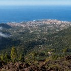 Dalle pendici del Teide, lo sguardo attraversa la verde Valle de La Orotava fino a Puerto de la Cruz, distesa lungo la costa settentrionale di Tenerife e affacciata sull’Atlantico.