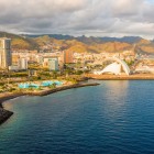 Dal mare, Santa Cruz de Tenerife rivela il suo volto più contemporaneo: l’Auditorio de Tenerife, il Parque Marítimo e le torri urbane emergono davanti ai rilievi montuosi di Anaga.