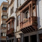 Eleganti balconi canari in legno intagliato animano le facciate del centro storico di San Cristóbal de La Laguna, testimoniando l’incontro tra architettura coloniale e tradizione mudéjar.