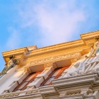 Mascheroni teatrali, motivi vegetali e raffinati rilievi decorano il Teatro Leal, gioiello eclettico con influenze moderniste nel centro storico di San Cristóbal de La Laguna.