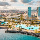 Il Parque Marítimo César Manrique si affaccia sull’oceano con piscine di acqua salata, palme e terrazze solarium, mentre le Torres de Santa Cruz disegnano il moderno skyline della capitale di Tenerife.
