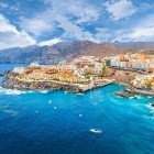 Tra le acque turchesi dell’Atlantico e le imponenti scogliere di Los Gigantes, Puerto de Santiago si distende sulla costa occidentale di Tenerife, tra piccole baie, case colorate e barche al largo.
