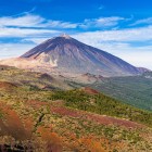 Da Las Cañadas del Teide, lo sguardo attraversa le distese vulcaniche e la verde Corona Forestal, fino a raggiungere l’inconfondibile cima del Teide.