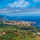 Tra le piantagioni della fertile Valle de La Orotava, la vista raggiunge Puerto de la Cruz, vivace località della costa settentrionale di Tenerife, incorniciata dall’intenso blu dell’Atlantico.