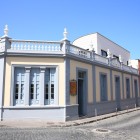 In Calle Esteban de Ponte, Garachico accosta eclettismo neoclassico e tradizione canaria: balaustre, pilastri, facciate colorate e infissi lignei animano il selciato storico.