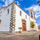 Tra le vie lastricate di Garachico, l’Iglesia de Santa Ana rivela portali rinascimentali, cantonali in basalto e torre campanaria, memoria della ricostruzione dopo il 1706.