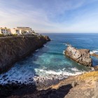 Lungo la costa di Puerto de Santiago, alte pareti di lava racchiudono una piccola insenatura, dove le onde dell’Atlantico avvolgono spettacolari formazioni vulcaniche.
