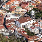 Vista dall’alto, Garachico rivela tetti in tegole, vicoli e dimore canarie raccolti attorno al campanile dell’Iglesia de Santa Ana, cuore storico del nord di Tenerife.