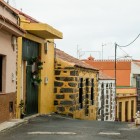 In Calle San Roque, le case terrere raccontano l’architettura popolare canaria: basalto a vista, intonaci colorati, infissi lignei e tetti in tegole.