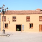 In Glorieta de San Francisco, la Casa del Marqués de la Quinta Roja, oggi hotel, svela il barocco canario tra facciata ocra, basalto, tea intagliata e tetti in tegole.