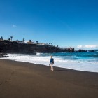 Sulla Playa de La Arena, a Puerto de Santiago, la sabbia vulcanica incontra le onde dell’Atlantico: uno scenario luminoso, ideale per passeggiare e rilassarsi.