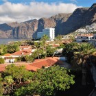 Da Puerto de Santiago, lo sguardo attraversa giardini tropicali e tetti color terracotta fino alle imponenti scogliere di Los Gigantes, scolpite sull’Atlantico.