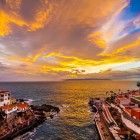 Al tramonto, Puerto de Santiago svela il suo passato marinaro: il molo, antico rifugio naturale della costa ovest, si accende tra case, oceano e quiete atlantica.
