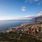 Dall’alto, Puerto de Santiago si distende tra piantagioni di banani e l’oceano, mentre Los Gigantes chiude l’orizzonte con le sue imponenti pareti vulcanich