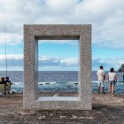 Sull’antico molo di Garachico, Tensei Tenmoku di Kan Yasuda incornicia Atlantico e Roque: due porte in marmo di Carrara, dal 2000 simbolo del dialogo tra arte e paesaggio