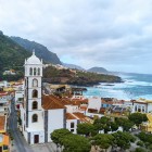 Simbolo di Garachico, il campanile di Santa Ana unisce pietra scura, pareti bianche e cupola. Ricostruito dopo l’eruzione del 1706, guida verso Plaza de la Libertad.