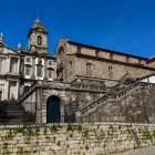 La Chiesa di San Francesco unisce il gotico medievale di Porto a sontuosi interni barocchi in legno dorato, tra i più preziosi del Portogallo.
