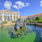 Il Palazzo Nazionale di Queluz, situato nel comune di Sintra, nell’area metropolitana di Lisbona, incanta con la facciata rococò, i giardini geometrici e la scenografica fontana di Nettuno.