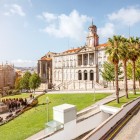 Nel cuore di Porto, Praça do Infante D. Henrique unisce la statua del grande navigatore all’eleganza neoclassica del Palácio da Bolsa, tra giardini e storia mercantile.